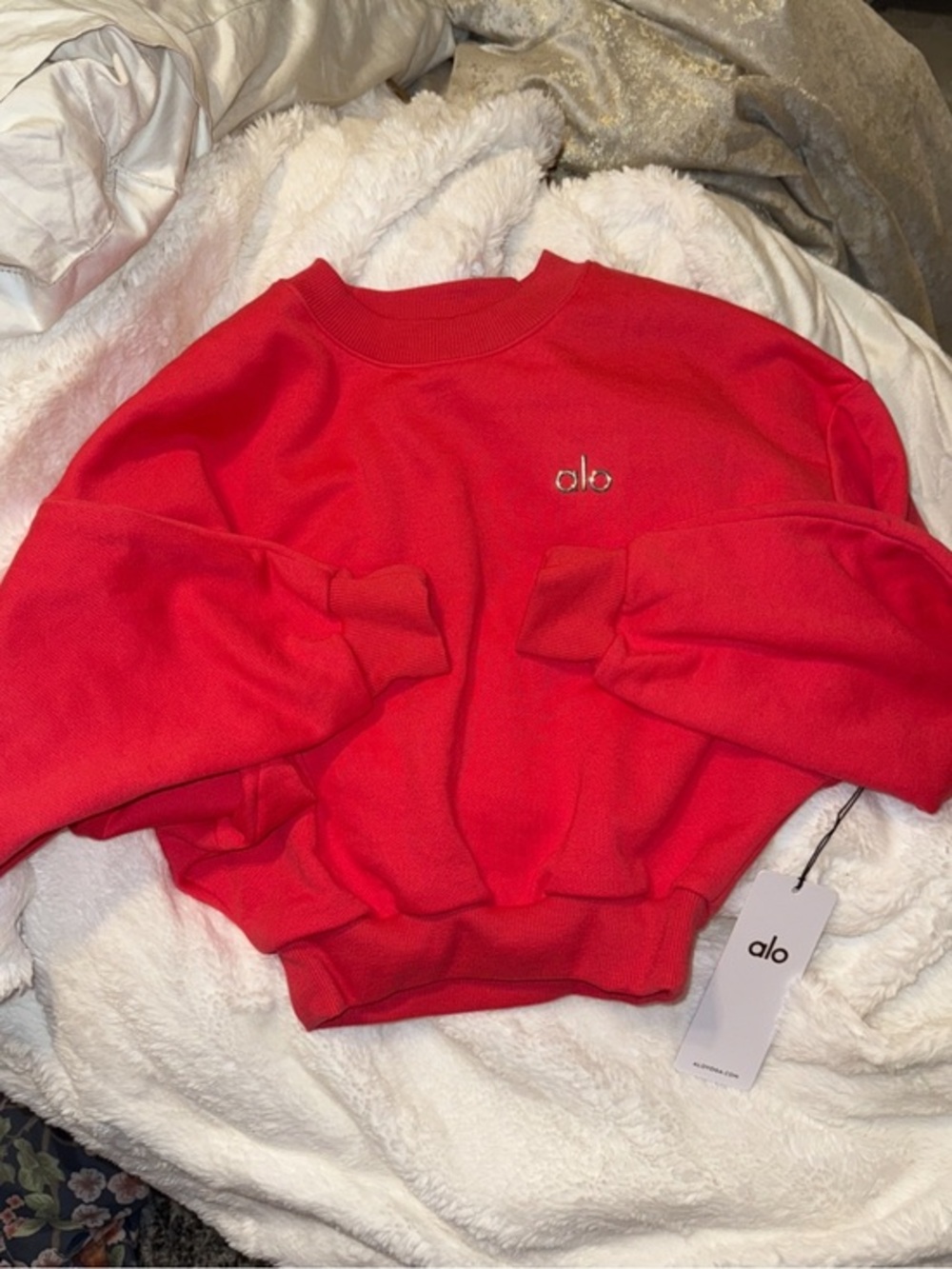 AUTHENTIC🍓 Alo Yoga Cropped Accolade Crewneck - Candy Red 🍓